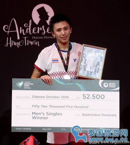 泰国羽毛球冠军夺冠 高举泰国王照片 