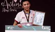 泰国羽毛球冠军夺冠 高举泰国王照片 