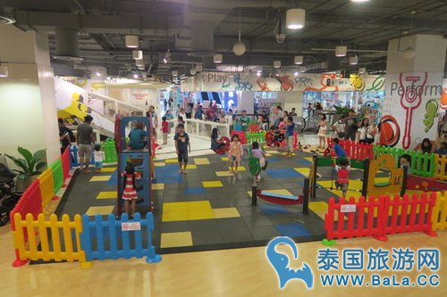 曼谷Central World里面的免费亲子游乐区和儿童图书馆TK Park--BTS奇隆Chit Lom站