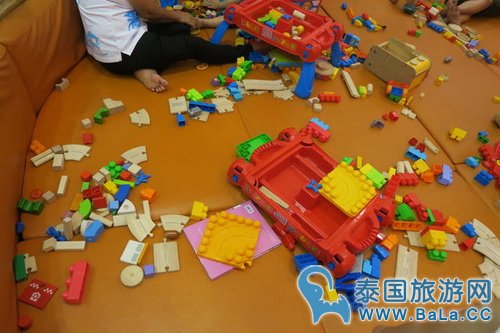 曼谷Central World里面的免费亲子游乐区和儿童图书馆TK Park--BTS奇隆Chit Lom站