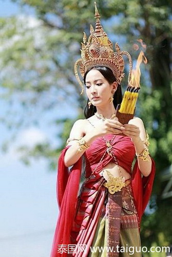 明星 泰剧#三面娜迦nakee#正在热播,剧中女主扮演者taew身穿传统泰国