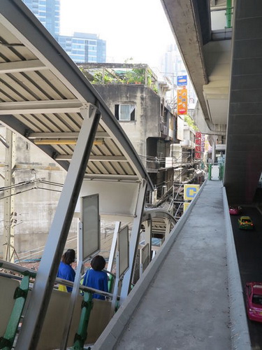 曼谷市区NANA站换钱点:活素(VASU)兑换所 认准红色招牌哦!