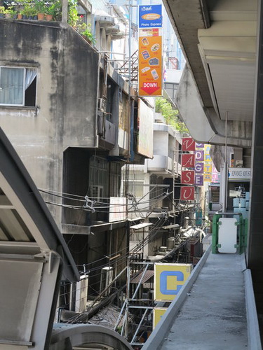 曼谷市区NANA站换钱点:活素(VASU)兑换所 认准红色招牌哦!