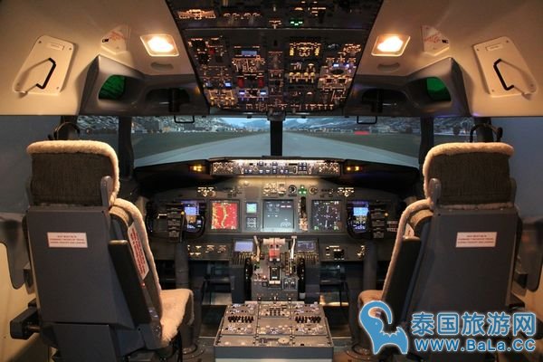 曼谷亲子游景点：Flight Experience 飞机体验馆体验真正开飞机的感觉