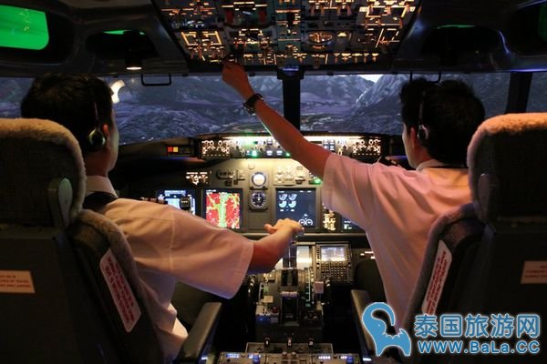 曼谷亲子游景点：Flight Experience 飞机体验馆体验真正开飞机的感觉