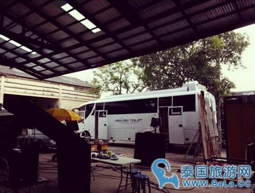 泰国明星夫妻Noon和Todd贡献豪华空调厕所车 给民众免费使用