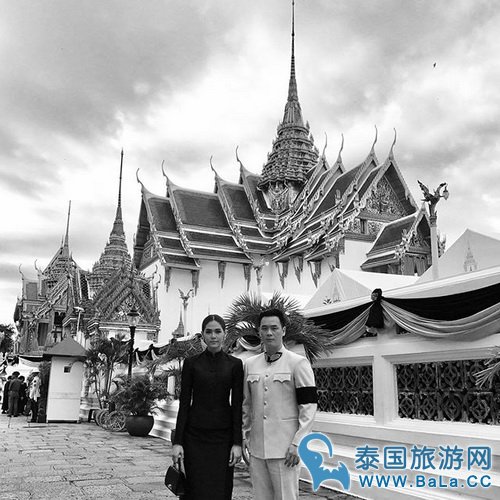 泰国明星Chompoo与丈夫穿泰服悼念泰皇
