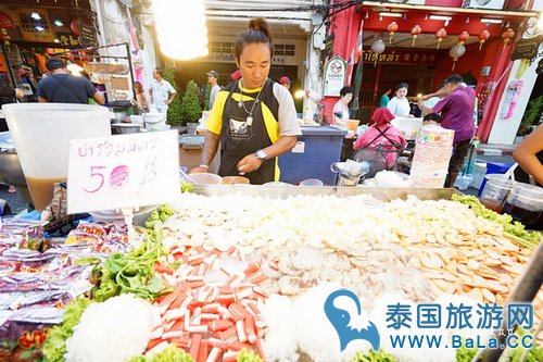 普吉岛哪个夜市美食和小吃最多最好吃？