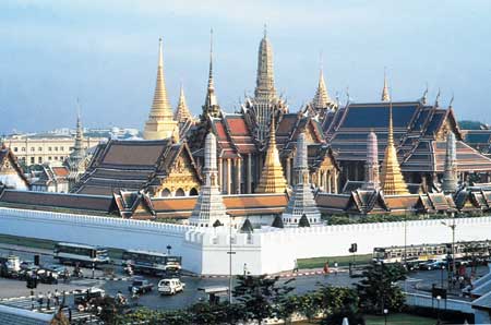 曼谷大皇宫开放首日游客爆增 秩序井然