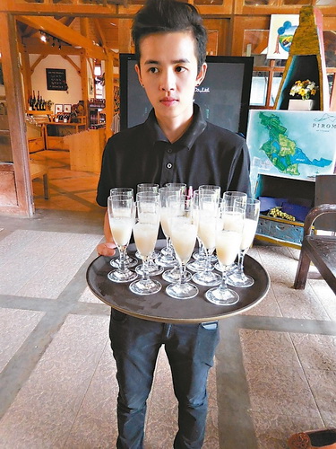 曼谷安帕瓦水上市场怎么玩?美食、酒庄一样都不能少