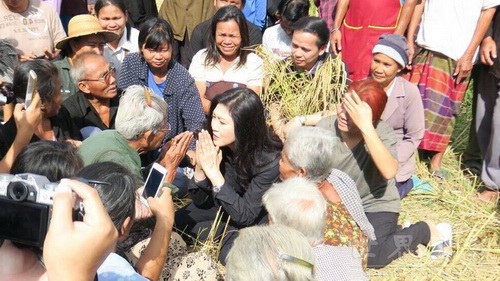 泰国前美女总理英拉帮农民分担米价问题 谈大米弊案赔偿声泪俱下