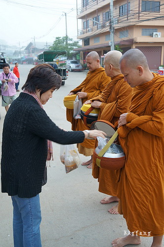 泰国拜县布施之旅教你如何正确布施