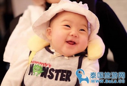 徐志贤和妻子Gubgib携女儿拍史上最萌的护照照片
