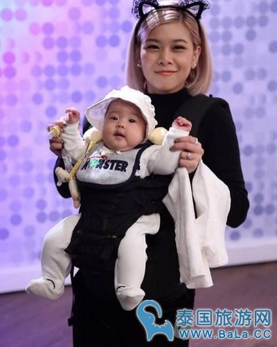 徐志贤和妻子Gubgib携女儿拍史上最萌的护照照片