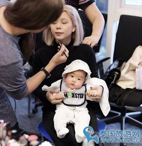 徐志贤和妻子Gubgib携女儿拍史上最萌的护照照片