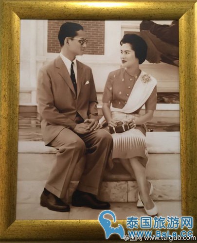 泰国王普密蓬国王与诗丽吉王后年轻时期的唯美甜蜜合照
