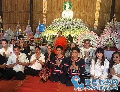 Mike和哥哥Golf及家人一起做公德 妈妈貌美年轻