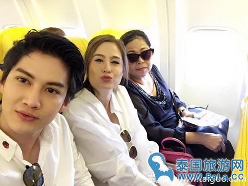 Mike和哥哥Golf及家人一起做公德 妈妈貌美年轻