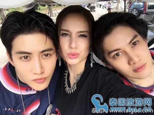 Mike和哥哥Golf及家人一起做公德 妈妈貌美年轻