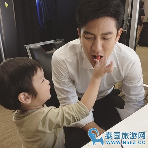 泰国国民老公Tik带娃日常 帅萌的让人受不了
