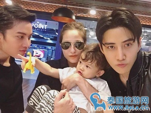 Mike和儿子Maxwell同家人一起出游 同框颜值帅上天