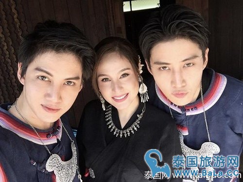 Mike和儿子Maxwell同家人一起出游 同框颜值帅上天