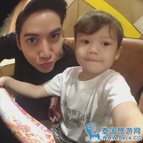 Mike和儿子Maxwell同家人一起出游 同框颜值帅上天