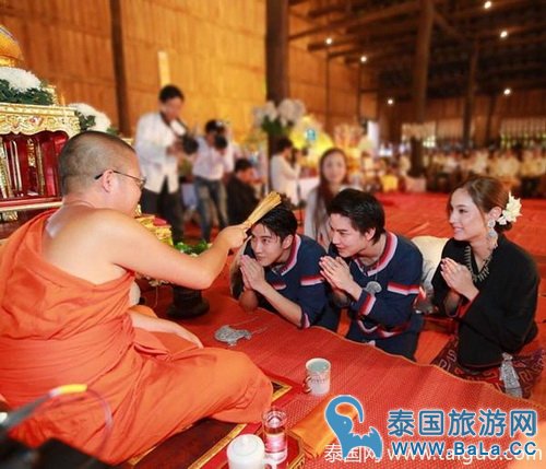 Mike和儿子Maxwell同家人一起出游 同框颜值帅上天