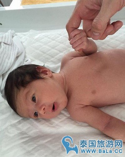 泰星Jayntaiji化身超级奶爸,女儿继承父母颜值萌化众人