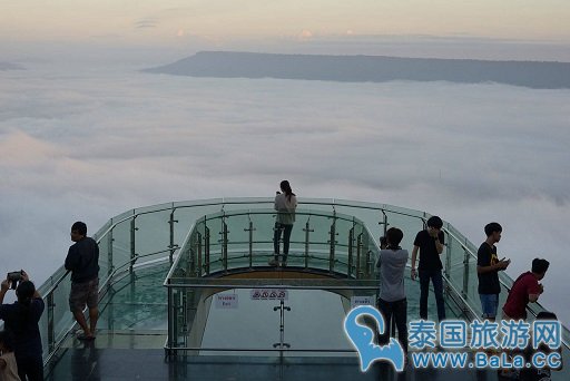 泰国廊开府空中玻璃走廊成观云海最近观赏点之一