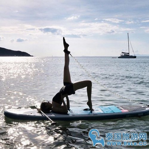 泰国混血女星施莉达海面桨板上秀高难度瑜伽 这身材没谁了