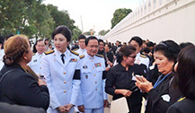 英拉和颂猜前往大皇宫参加泰国王诵经仪式