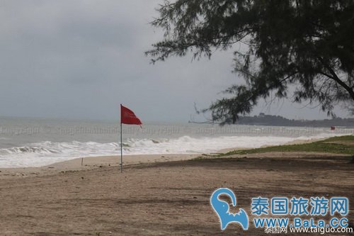 泰国斯米兰海滩和查拉泰海滩近期不宜下水玩 插红旗警示