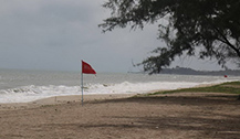泰国斯米兰海滩和查拉泰海滩近期不宜下水玩 插红旗警示
