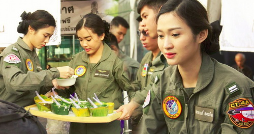 泰国女飞行员颜值太高引众人围观点赞