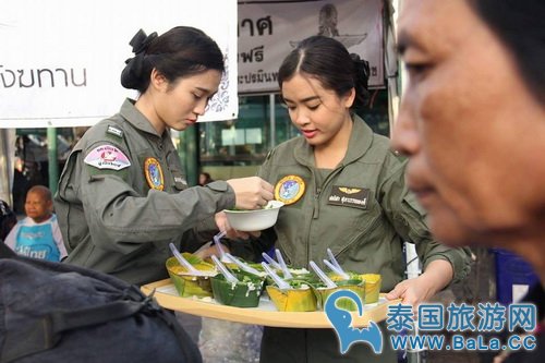 泰国女飞行员颜值太高引众人围观点赞