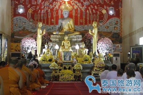 泰国新国王继位 全国寺庙诵经敲钟