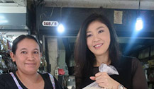 泰国前美女总统英拉市场买菜受市民欢迎 纷纷求合影 