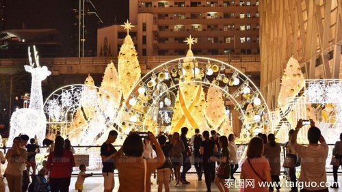 曼谷CentralWorld门口圣诞节气氛浓厚