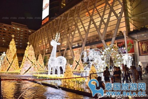 曼谷CentralWorld门口圣诞节气氛浓厚