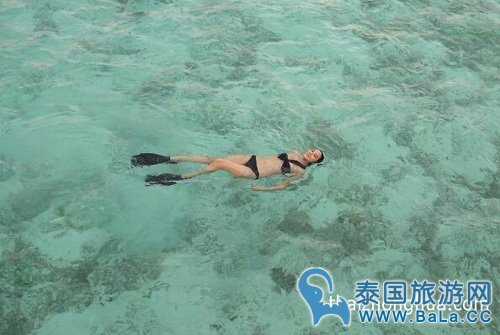 泰国女星Aum Patchrapa马代海滩秀性感高难度下腰照 