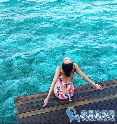 泰国女星Aum Patchrapa马代海滩秀性感高难度下腰照 