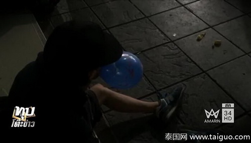 曼谷考山路出现售卖笑气气球 可致大脑缺氧死亡