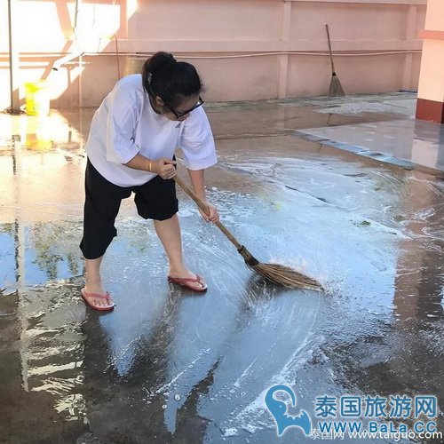 泰版凤姐Tukky婚礼细节亲力亲为 婚纱礼服引关注