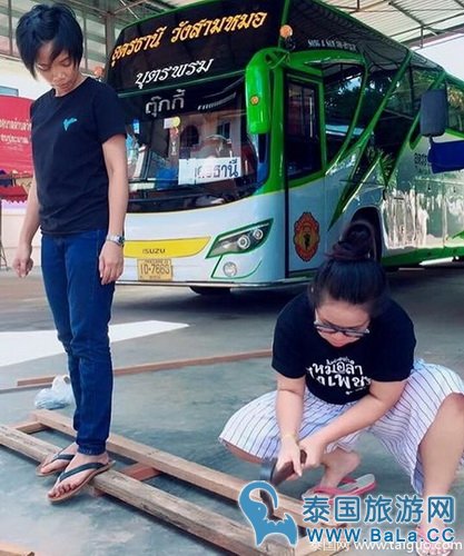 泰版凤姐Tukky婚礼细节亲力亲为 婚纱礼服引关注
