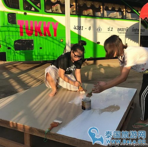 泰版凤姐Tukky婚礼细节亲力亲为 婚纱礼服引关注