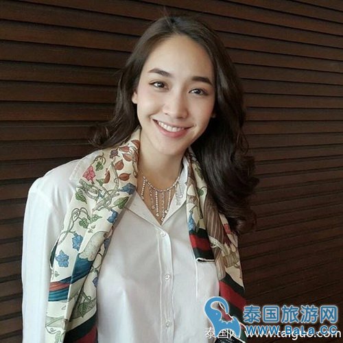 Min pechaya素颜照美翻天 笑容灿烂气质好