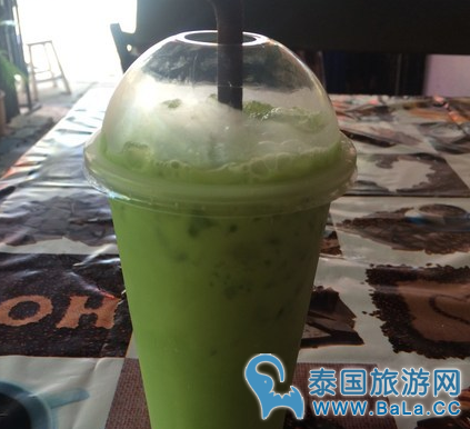 泰国街边饮料绿奶茶chakhiaw