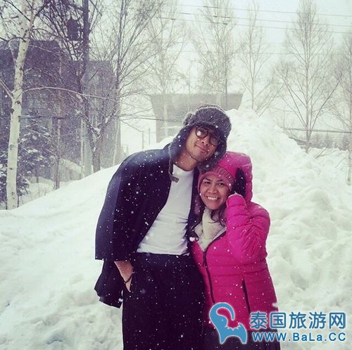 Nadech与家人日本北海度假 大雪也掩盖不了你的逗逼