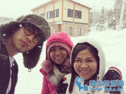 Nadech与家人日本北海度假 大雪也掩盖不了你的逗逼